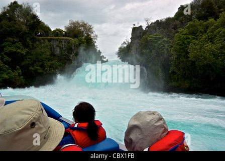 Les touristes en visite en bateau jet turbulent de l'eau de torrent misty Huka au fleuve Waikato en Nouvelle-Zélande Banque D'Images