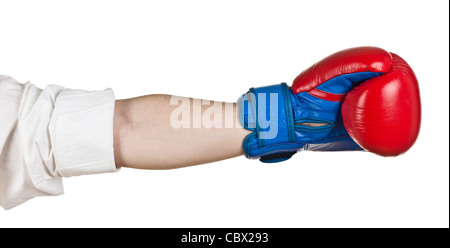 La main avec la boxe Gloces on white Banque D'Images