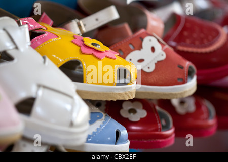 Les chaussures pour enfants sont colorés en fonction de la profondeur de champ Banque D'Images