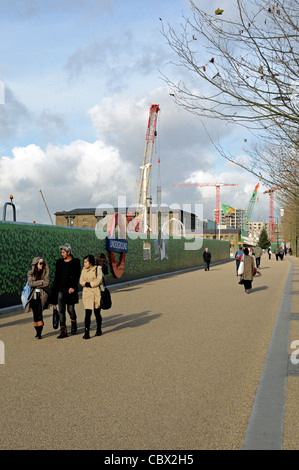 Les gens à marcher le long du Boulevard du Roi N1C Développement Central de King's Cross de Londres Angleterre Royaume-uni Grande-bretagne site Banque D'Images