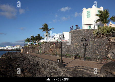 Promenade à Playa Blanca, Lanzarote, Espagne île des Canaries Banque D'Images