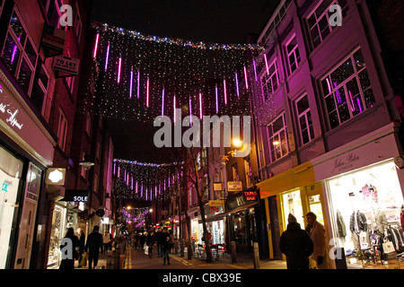 Les lumières de Noël et décorations rose à Seven Dials à Covent Garden à Londres Banque D'Images