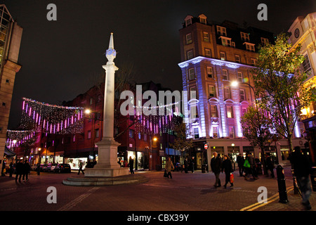 Les lumières de Noël et décorations rose à Seven Dials à Covent Garden à Londres Banque D'Images