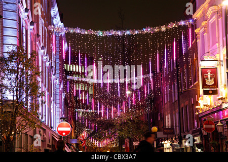 Les lumières de Noël et décorations rose à Seven Dials à Covent Garden à Londres Banque D'Images