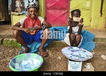 Les enfants travaillant dans un marché à Kenema, Sierra Leone Banque D'Images