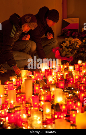 Bougies d'éclairage en deuil à un Hommage à Václav Havel à la Révolution de Velours memorial. Banque D'Images