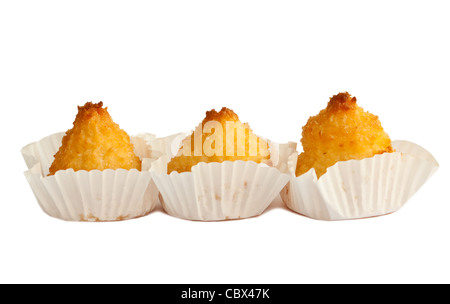 Trois cookies noix de coco isolé sur fond blanc Banque D'Images