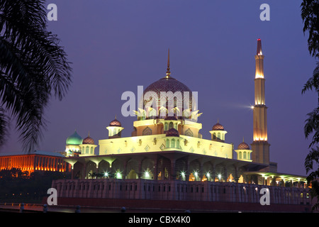 Mosquée de Putra et cabinet du premier ministre sur le lac Putrajaya avant. Putrajaya, Wilayah Persekutuan, Malaisie, Asie du Sud-Est Banque D'Images