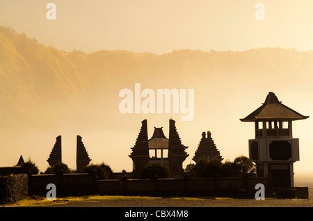 Temple Pura Luhur potentiel. Mer de Sable, Tengger massif, l'Est de Java, Indonésie Banque D'Images