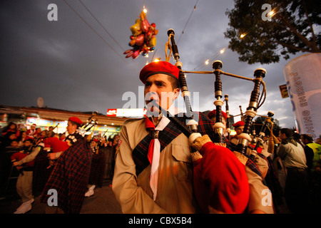 Le groupe scout orthodoxe palestinien joue des cornemuses lors de la traditionnelle parade de Noël dans la vieille ville de Nazareth, en Galilée, dans le nord d'Israël Banque D'Images