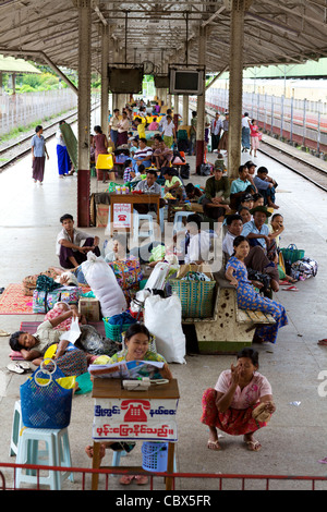 Les passagers qui attendent sur la plate-forme du train à Yangon, Myanmar Banque D'Images