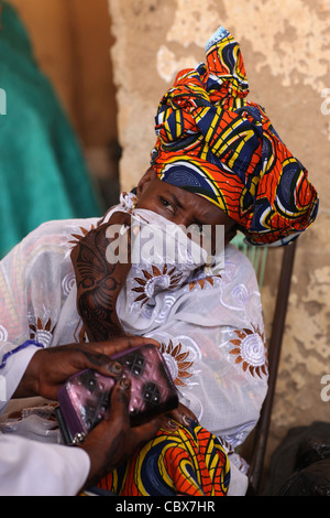 Femme au marché de Djenné, Mali, Afrique, avec des tatouages tribaux sur les mains et les pieds Banque D'Images