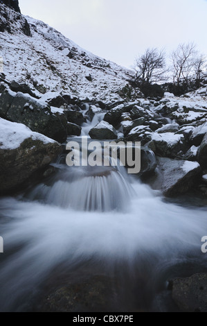 Gatesgarthdale Beck en hiver dans le Lake District Banque D'Images