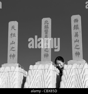 Visiteur prière à un autel temporaire pendant le Nouvel An chinois foire du temple dans le Parc Ditan Banque D'Images