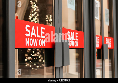 Signes sur shop portes indiquant "vente maintenant sur' Banque D'Images