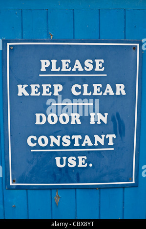 Veuillez rester à l'écart porte dans l'utilisation constante du signe sur porte bleue Hay-on-Wye Powys Pays de Galles UK Banque D'Images