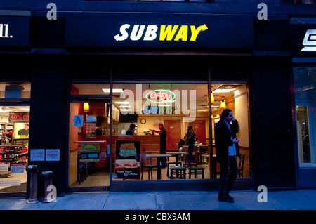 Fast food restaurant Subway à New York City at night Banque D'Images