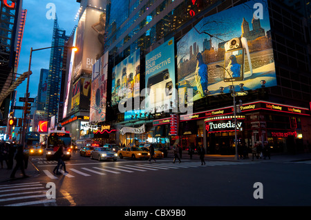 La publicité et les néons de Times Square à New York City, USA Banque D'Images