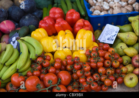 Stall vendant des produits bio au marché de rue hebdomadaire à Hay-on-Wye Powys Pays de Galles UK Banque D'Images