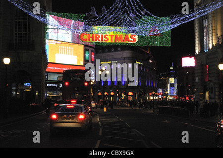 La vue à partir de la rue Regent, avec ses lumières de Noël 2011, à Piccadilly Circus, Londres, Royaume-Uni. Banque D'Images
