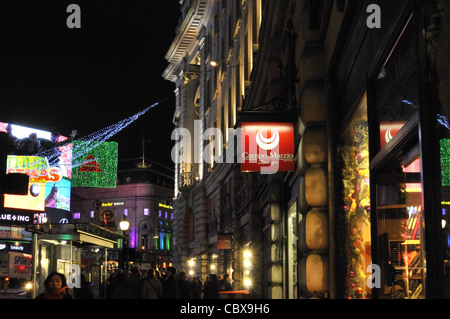 Un soir de Décembre dans Regent Street qui regorgent d'achats, des lumières de Noël les touristes, Londres, Royaume-Uni. Banque D'Images