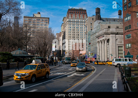 Cars et taxis à proximité de Union Square Banque D'Images