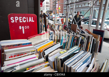 Livres d'occasion à vendre à Strand bookstore, Manhattan, New York City Banque D'Images