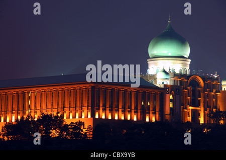 Cabinet du premier ministre au crépuscule. Putrajaya, Wilayah Persekutuan, Malaisie, Asie du Sud-Est, Asie Banque D'Images