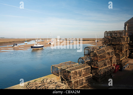 Des casiers à crabe et homard empilés sur le quai au Wells sur la côte nord du comté de Norfolk, UK Banque D'Images