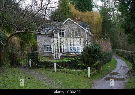 Idylic cottage avec sentier sur les rives de la rivière Wye près de Hay-on-Wye Powys Pays de Galles UK Banque D'Images