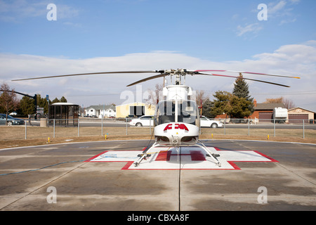 Avant d'AirMed hélicoptère de l'Université de l'Utah Medical Centre pilot se préparer pour vol d'urgence en face de l'hôpital. Banque D'Images