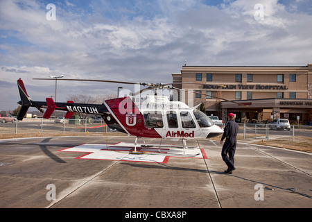 Le pilote d'hélicoptère d'AirMed de Université de l'Utah Medical Centre pilot se préparer pour vol d'urgence en face de l'hôpital. Banque D'Images