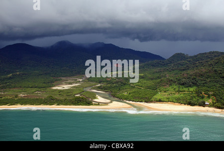 Plage, rivière et montagne à la péninsule de Freetown, Sierra Leone Banque D'Images