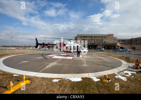 AirMed hélicoptère du Centre médical de l'Université de l'Utah pour pilote de vol d'urgence en face d'un petit hôpital. Banque D'Images