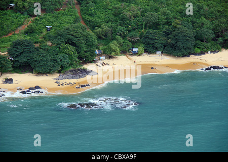 Vue aérienne d'une plage sur la péninsule de Freetown, Sierra Leone Banque D'Images