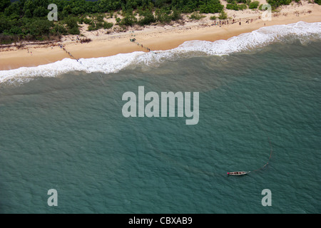 Vue aérienne de l'aide d'un pêcheur à la senne au large d'une plage en Sierra Leone Banque D'Images