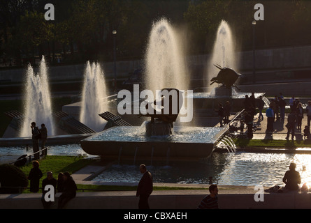 Trocadero, Paris, France. Les parisiens appréciant les fontaines en dessous du Palais de Chaillot. Banque D'Images