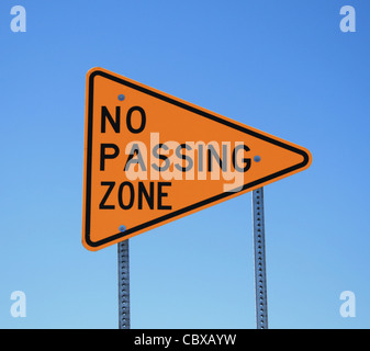 Pas de zone de passage signe de route en jaune et noir sur fond de ciel bleu Banque D'Images