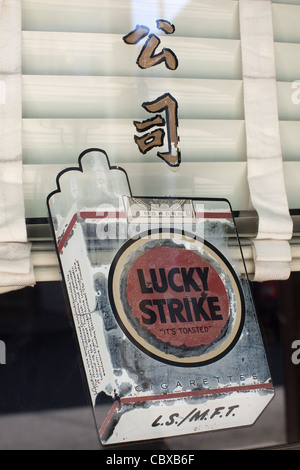 Annonce de cigarettes Lucky Strike peint sur vitrine dans chinois historique ville de Locke à Sacramento en Californie, région du delta. Banque D'Images