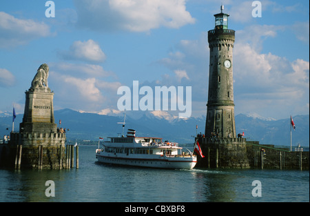 Le ferry "Österreich" entre dans le port de Lindau sur le lac de Constance, le lac à la frontière de la Suisse et l'Autriche avec ses sommets alpins Banque D'Images
