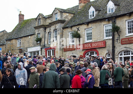 Les foules se rassemblent pour surveiller le traditionnel boxing day répondre par la chasse en Heytrop Chipping Norton Oxfordshire Banque D'Images