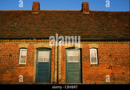 Rustique, maisons de campagne de base de l'ouvrier agricole a fait du rouge brique à Neuhof près de Schwerin, Mecklenburg, Allemagne de l'Est Banque D'Images