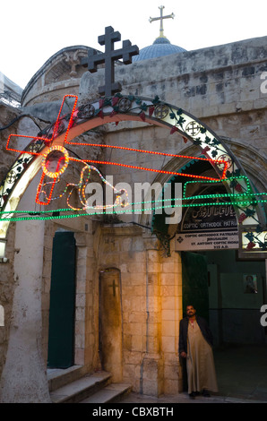 Pèlerin copte à la station IX du chemin de croix. La vieille ville de Jérusalem Israël. Banque D'Images