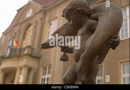 Statue/memorial en face de l'hôtel de ville Teterow rappelant le "Brochet de Teterow" rendu célèbre par l'écrivain allemand Fritz Reuter, Banque D'Images