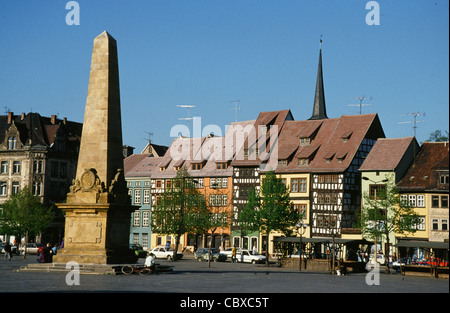 La place de la cathédrale ou Domplatz avec obélisque et maisons à colombages à Erfurt, capitale de la Thuringe Banque D'Images