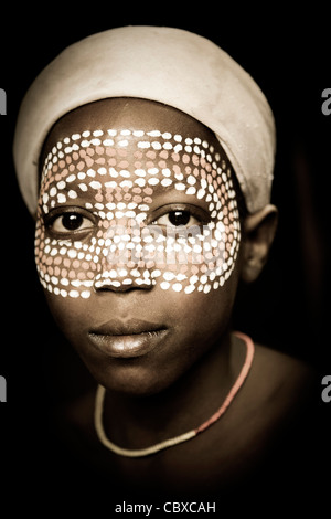 Portrait saisissant d'un jeune garçon avec un visage peint de la tribu arbore dans la basse vallée de l'Omo, dans le sud de l'Éthiopie, l'Afrique. Banque D'Images