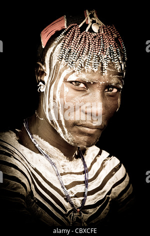 Portrait saisissant d'une tribu Karo au village de Kolcho dans la basse vallée de l'Omo, dans le sud de l'Éthiopie, l'Afrique. Banque D'Images