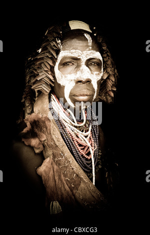 Portrait saisissant d'un tribeswoman Karo au village de Kolcho dans la basse vallée de l'Omo, dans le sud de l'Éthiopie, l'Afrique. Banque D'Images