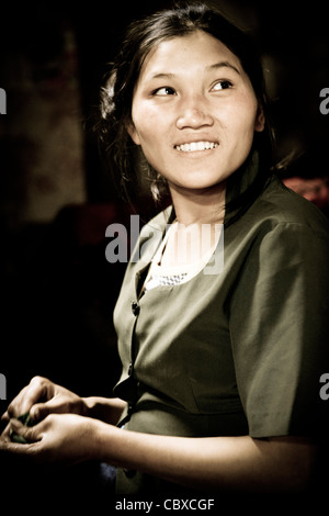 Portrait of a flower Hmong tribeswoman à un village sur une colline près de Bac Ha dans le nord du Vietnam, Asie du Sud Est. Banque D'Images