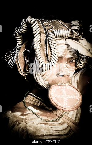 Portrait saisissant d'un tribeswoman Morsi à un village de Mago Parc National dans la basse vallée de l'Omo, dans le sud de l'Éthiopie, l'Afrique. Banque D'Images